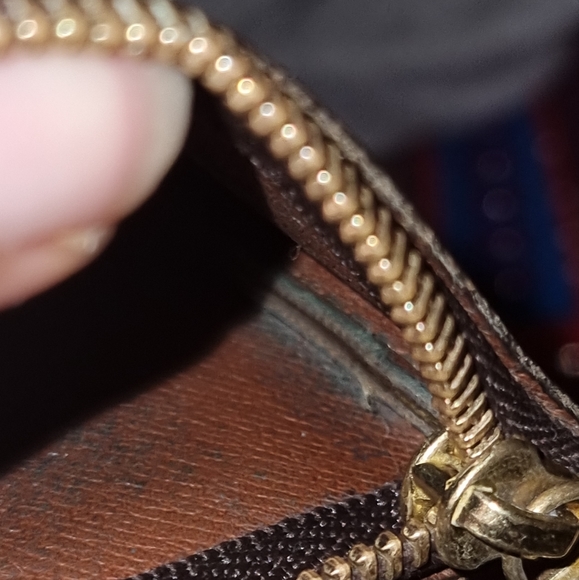 Louis Vuitton Pochette Cle Monogram Key Holder - Picture 12 of 13